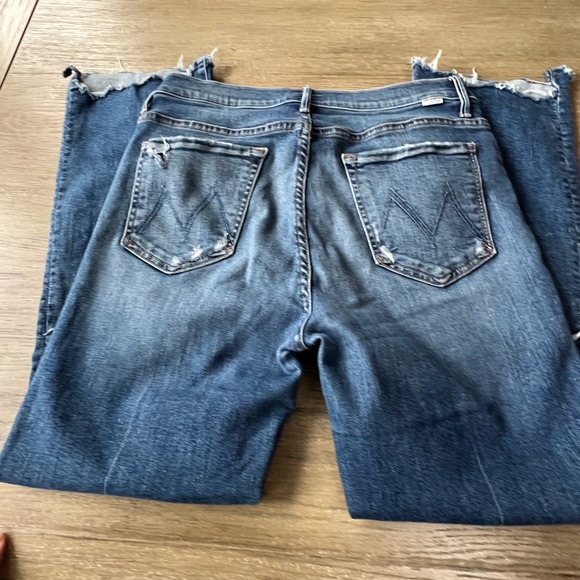 Mother woman’s the insider crop step chew jeans - Picture 15 of 16